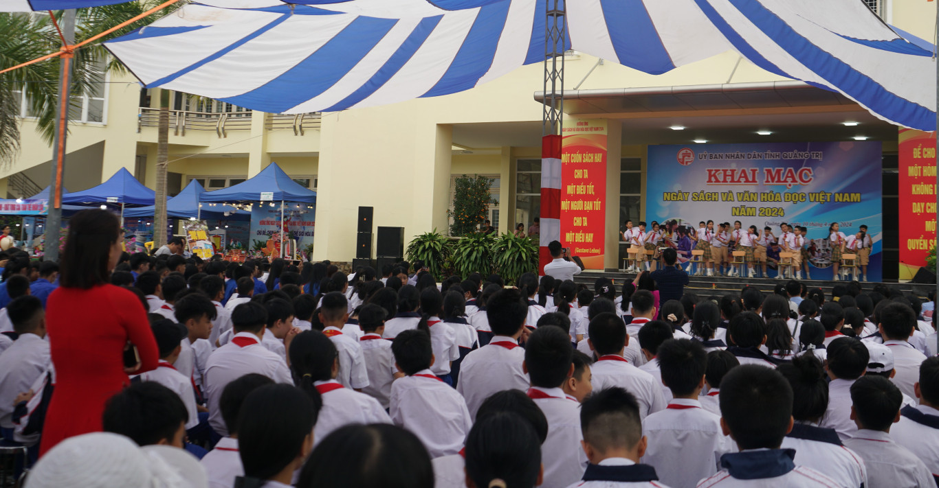 Buổi khai mạc thu h&uacute;t đ&ocirc;ng đảo học sinh c&aacute;c trường học tham dự  